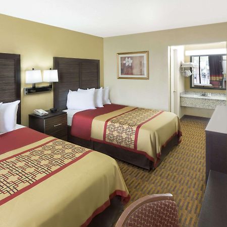 Days Inn By Wyndham Columbus-North Fort Moore מראה חיצוני תמונה