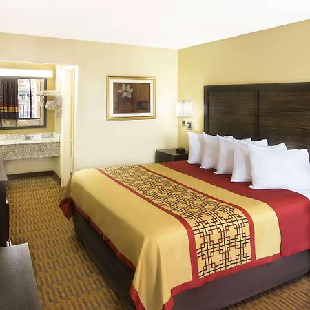 Days Inn By Wyndham Columbus-North Fort Moore מראה חיצוני תמונה