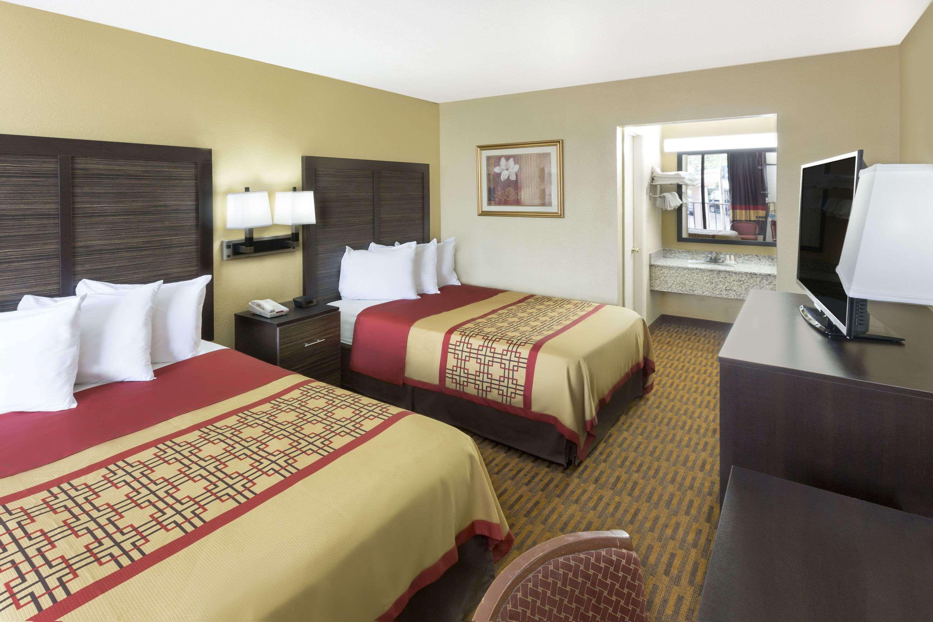 Days Inn By Wyndham Columbus-North Fort Moore מראה חיצוני תמונה