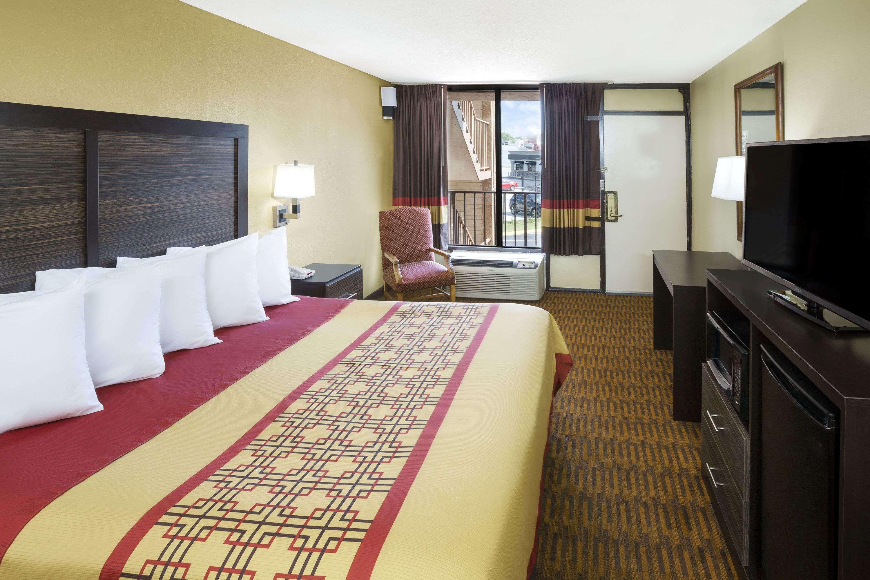 Days Inn By Wyndham Columbus-North Fort Moore מראה חיצוני תמונה