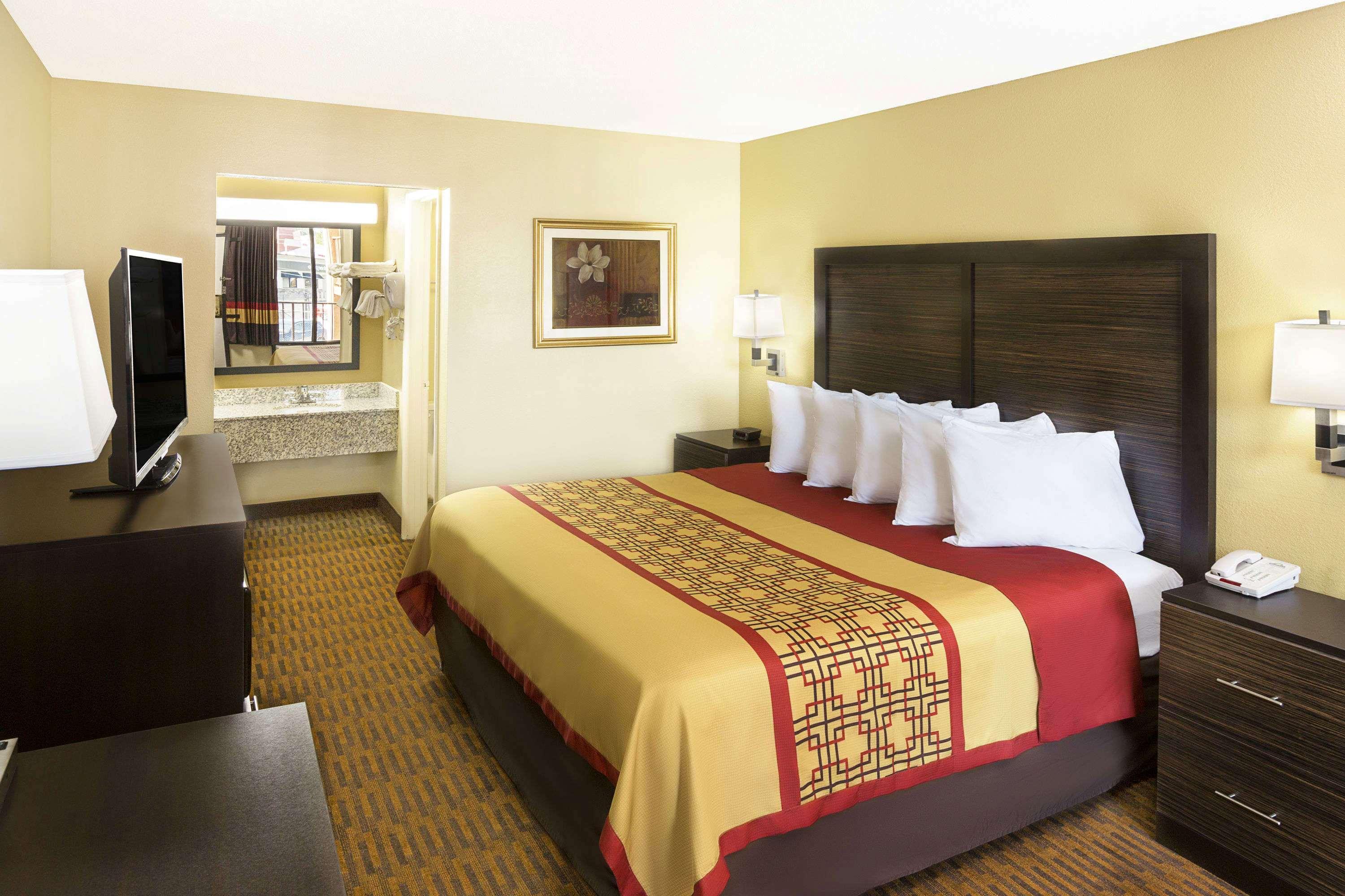 Days Inn By Wyndham Columbus-North Fort Moore מראה חיצוני תמונה