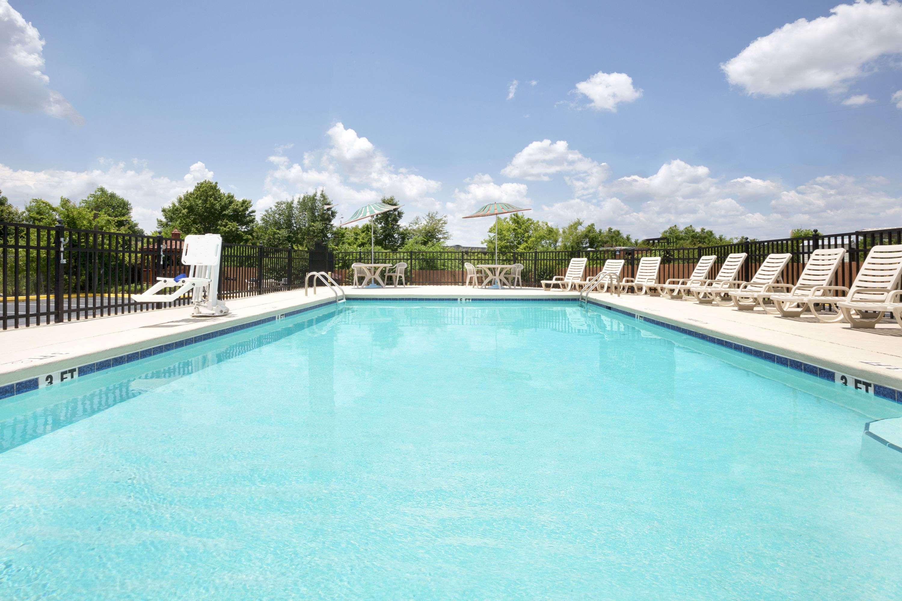 Days Inn By Wyndham Columbus-North Fort Moore מראה חיצוני תמונה