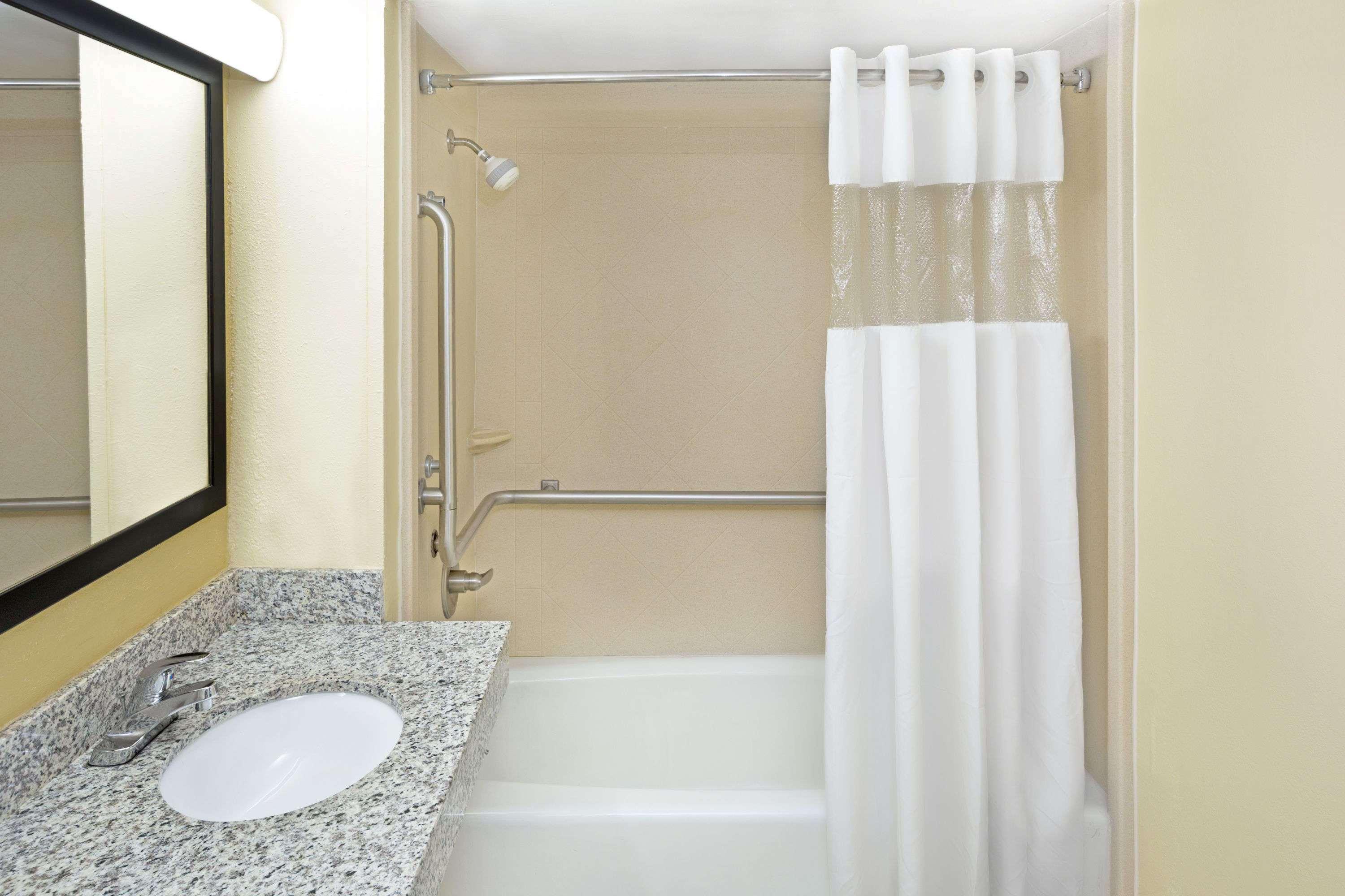 Days Inn By Wyndham Columbus-North Fort Moore מראה חיצוני תמונה