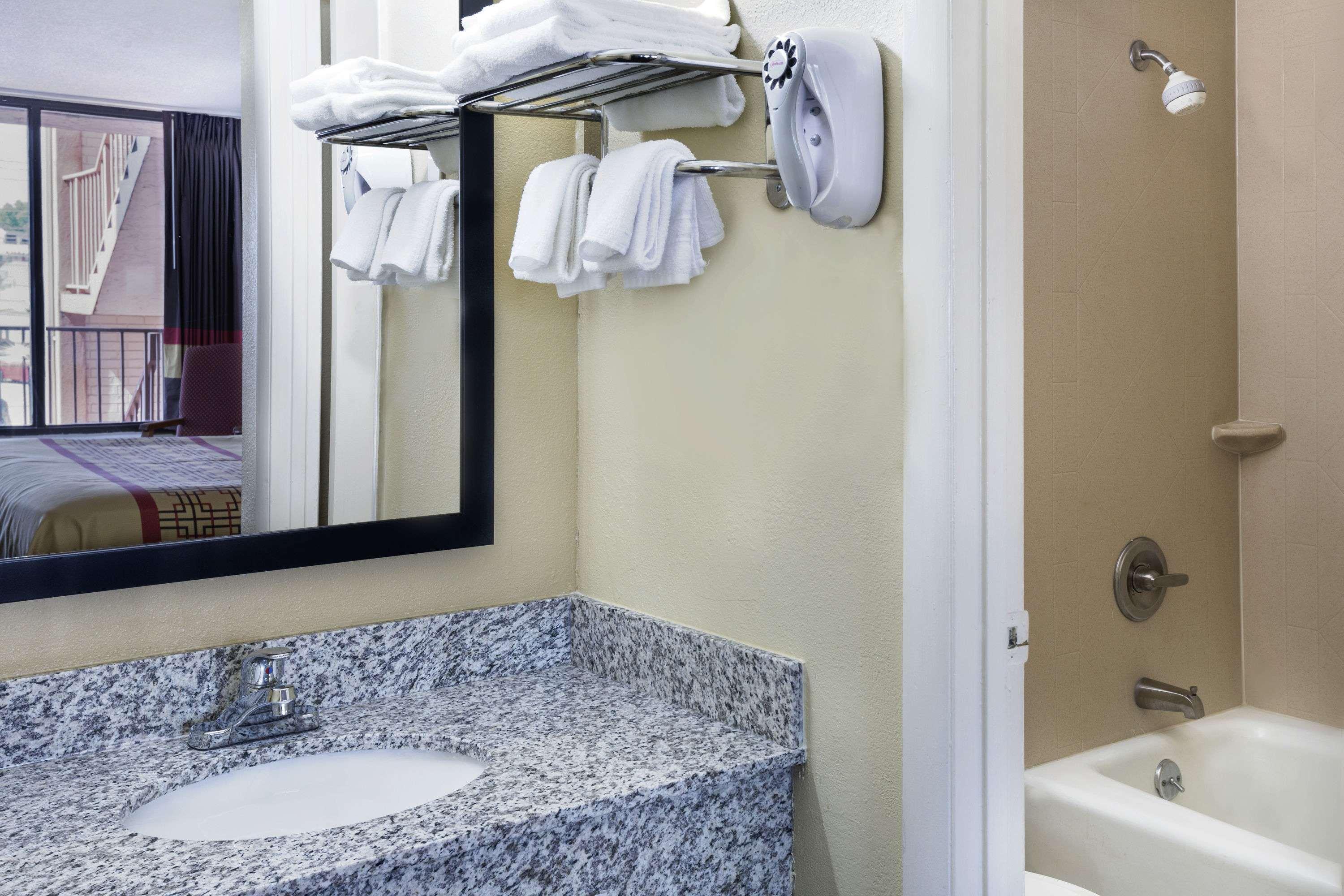 Days Inn By Wyndham Columbus-North Fort Moore מראה חיצוני תמונה
