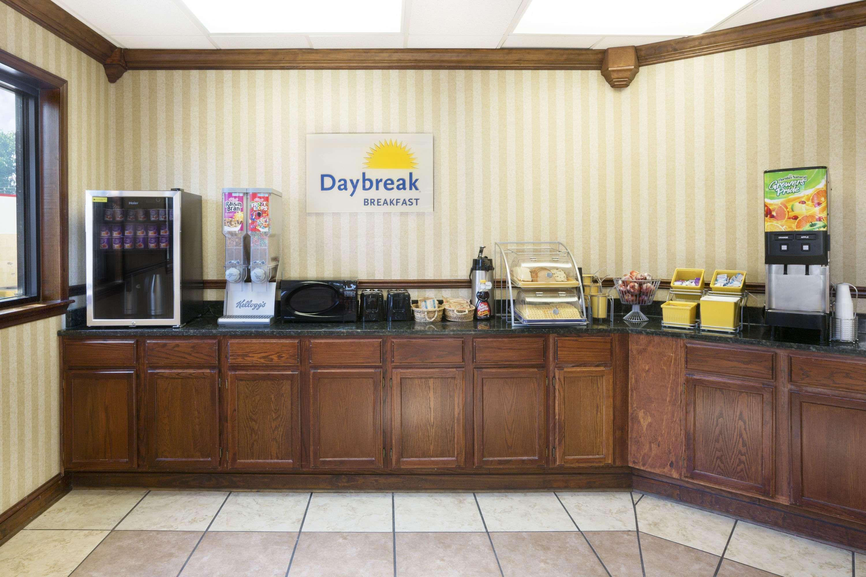 Days Inn By Wyndham Columbus-North Fort Moore מראה חיצוני תמונה