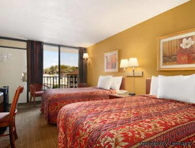 Days Inn By Wyndham Columbus-North Fort Moore מראה חיצוני תמונה