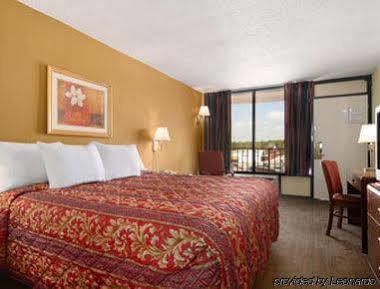 Days Inn By Wyndham Columbus-North Fort Moore מראה חיצוני תמונה